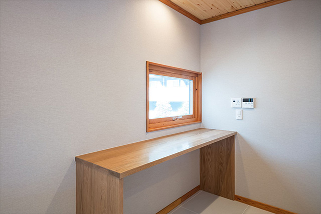 キッチンの奥に設けられた作業台