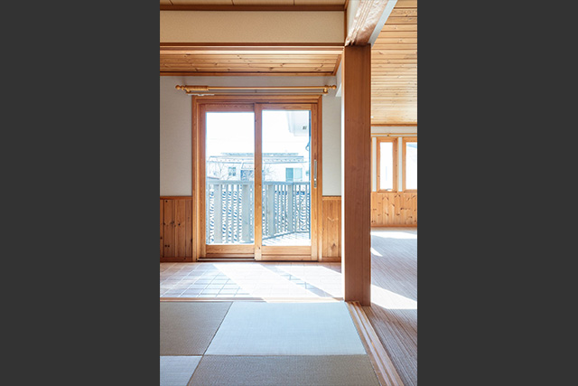 障子を開けたすぐ目の前がバルコニー