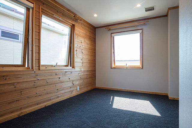 パイン貼りの壁。雰囲気があります