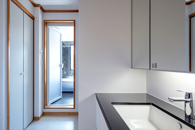 シックにまとめたパウダールーム