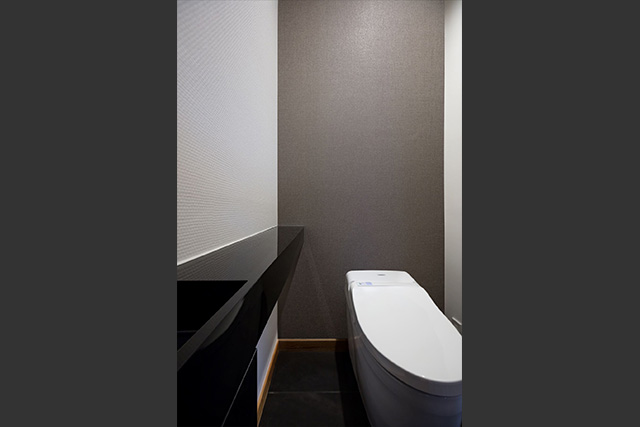 落ち着きのある配色が素敵なトイレ