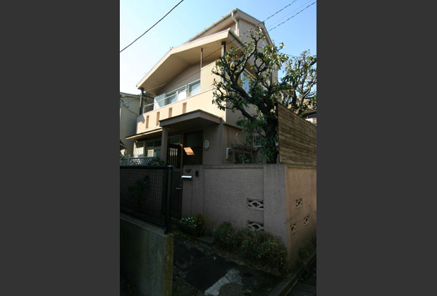 リフォーム後外観：ロフトを増築して外観も一新。バルコニーの通風用開口がアクセントになっている。