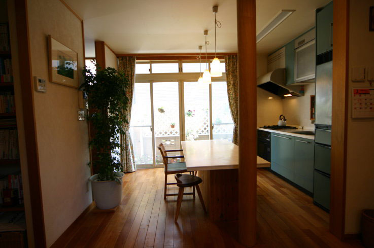 ダイニング：パン作りもできるテーブルを大工さん工事で作り付けに