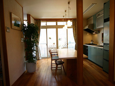 築40年の木造住宅を思い出の木や灯篭を守りつつ全面リフォーム