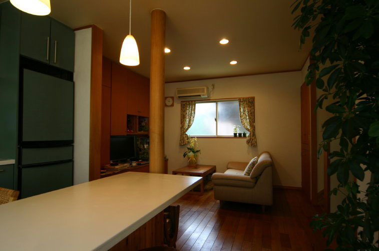 リビング：テレビ棚など壁面収納もデザインして作り付けに