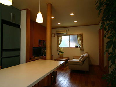 築40年の木造住宅を思い出の木や灯篭を守りつつ全面リフォーム