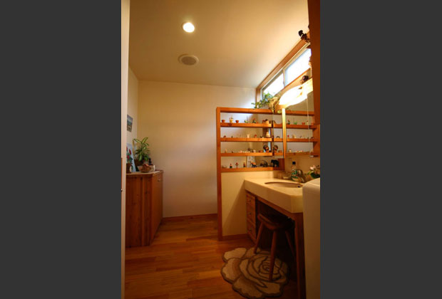 玄関ホールにあった階段はリビングから上がるように変更して、一段の高さも低くしています