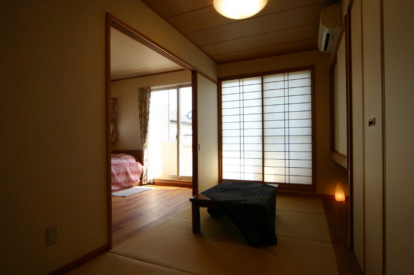 2階和室：寝室の隣にバリアフリーの和室を用意して既存のタンスを収納するスペースを計画しています。