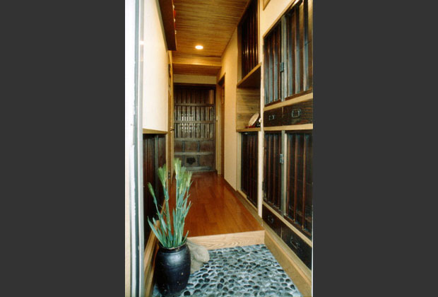 玄関ホール：古材の蔵戸などを利用して民家のような雰囲気に