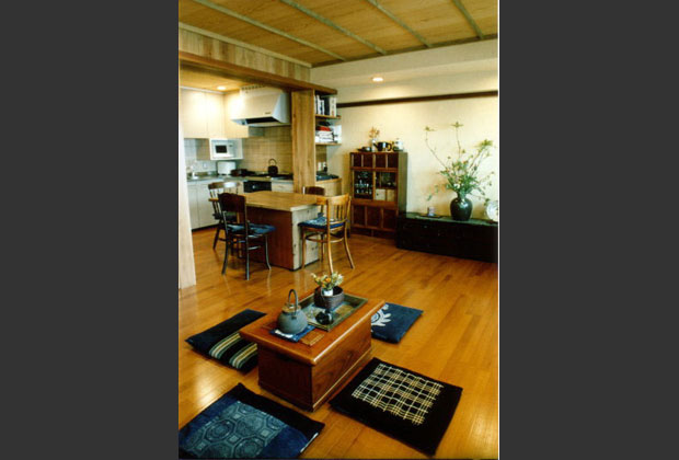 リビング：自然素材を多用して、和の雰囲気に。昔ながらの火鉢などを使いながら低く暮らすことを考えています。