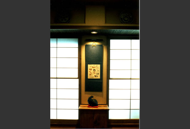 飾り棚：床の間のような飾り棚は床暖房の配管隠し