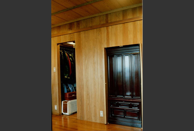 隠し収納：左クロゼット、右仏壇スペースは扉を閉めれば壁と一体となって収納があることが分からなくなります。