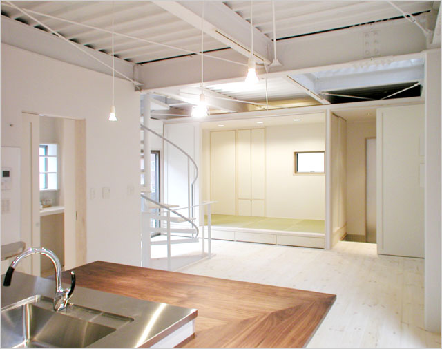 キッチンから見たダイニング