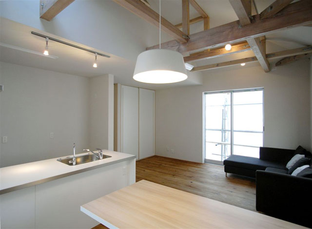 ダイニングよりリビングを臨む