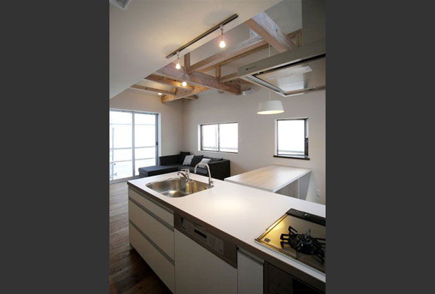 キッチンよりリビング・ダイニングを臨む