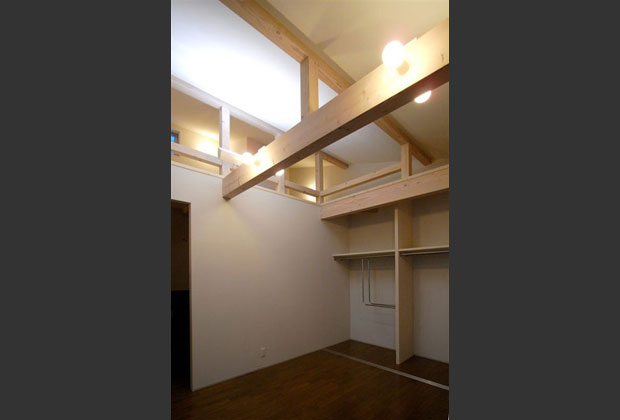 収納とロフトのある寝室