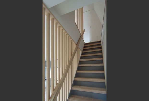 3階への階段見上げ