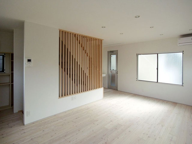 キッチンからダイニング・リビングの眺め（奥に室内物干しコーナーと物干しバルコニーへの出入口がある）