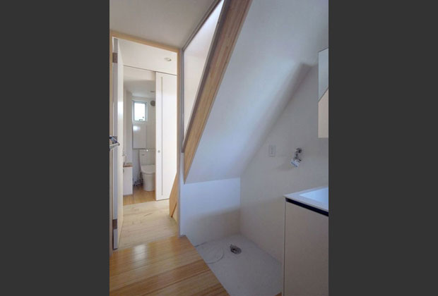 洗面・脱衣室 見返し（奥は1階のトイレ）