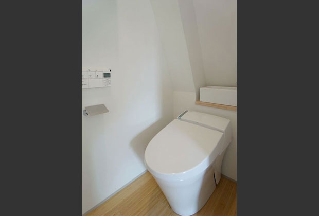 斜線制限を交わす方向で設置された3階トイレ