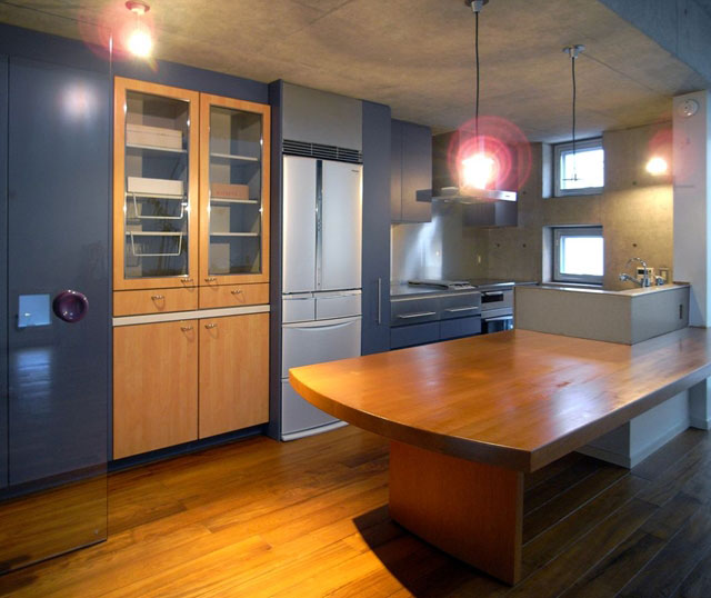 リビングより ダイニング・キッチンを見る（ビルトイン食器棚は既存利用）