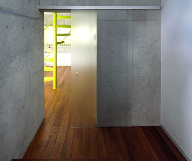 子供部屋2室はゆとりのある１室にリノベーションされ、出入口に強化ガラスの引戸を用いた