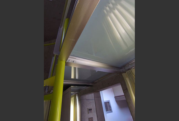 大きく生まれ変わった居室には乳白ガラス床のロフトが付随する