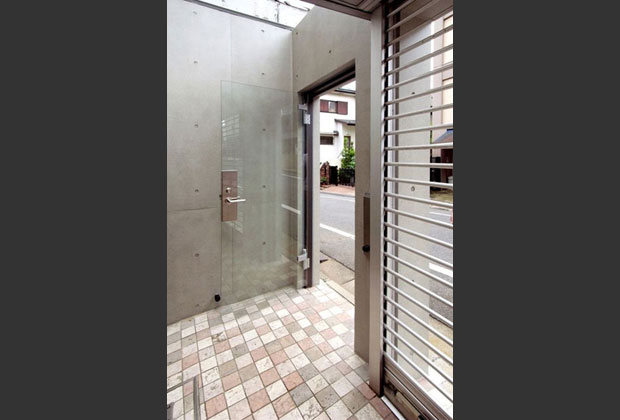 錆つき始めた鉄門扉は強化ガラス戸に