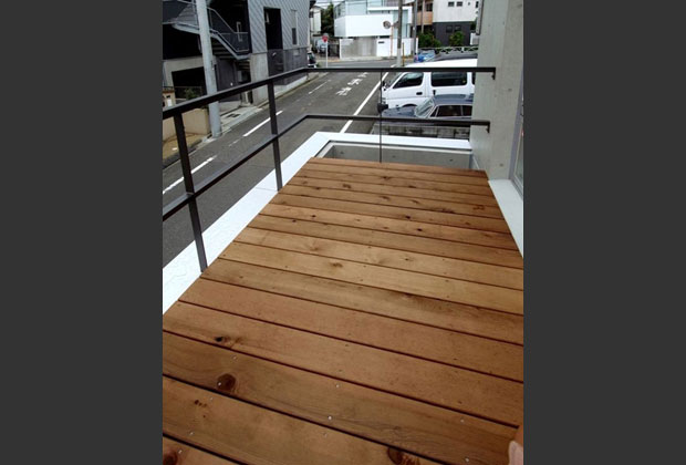 リビングからのデッキ床テラスは広くなり腐りにくい仕上を施している