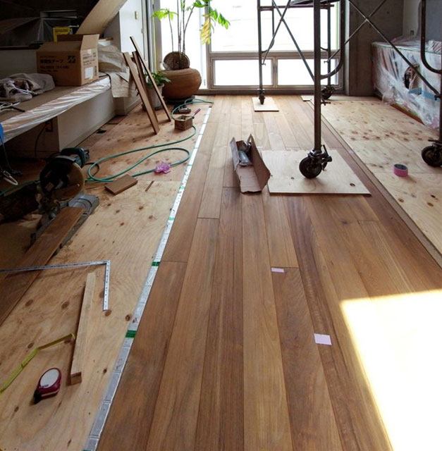 無垢フローリング（チーク）施工状況