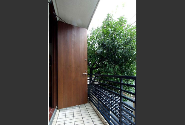 玄関戸は無垢材にてオーダーメイドされた