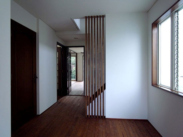 玄関ホール 縦格子と正面右よりの耐力壁が新たに設けられた