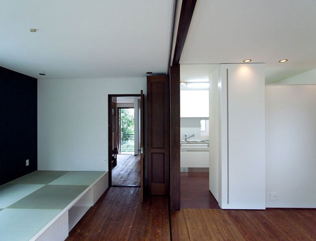 収納力のある畳スペースが設けられ再生されたリビング空間