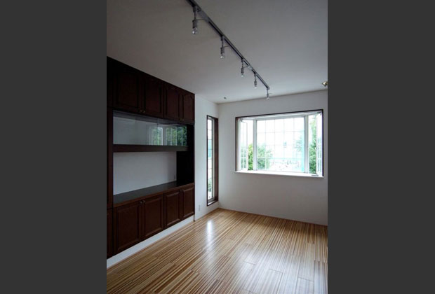 ワイン教室ともなるダイニング（既存造付家具を移動設置のうえ再利用している）