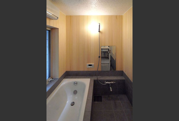 バスタブは大きなものに交換し 足裏の冷たさを感じにくいサーモタイルを使用