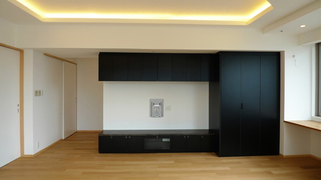 アクセントの黒いTVボード