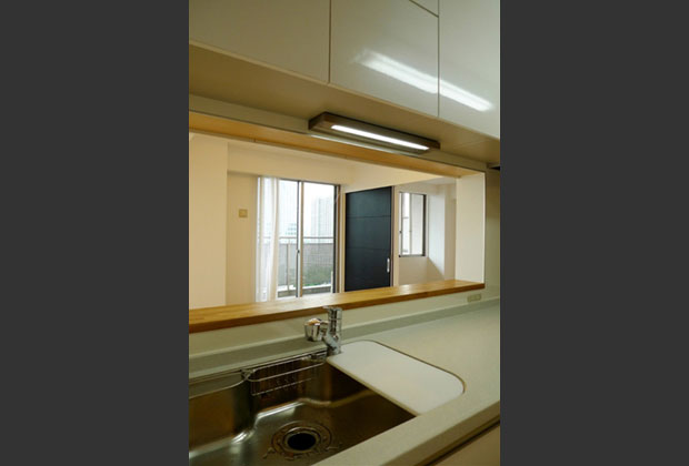 子供部屋が見えるキッチン