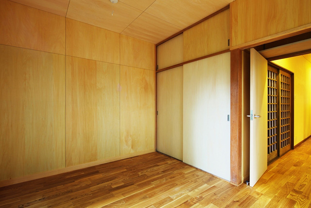 木で覆われた寝室