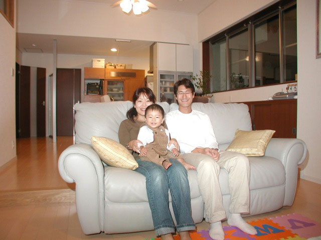リフォームが完成して微笑むご家族