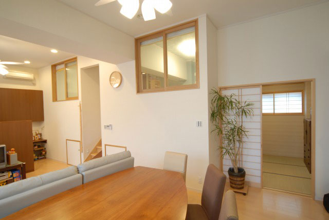 リビングの隣には和室と子供室です