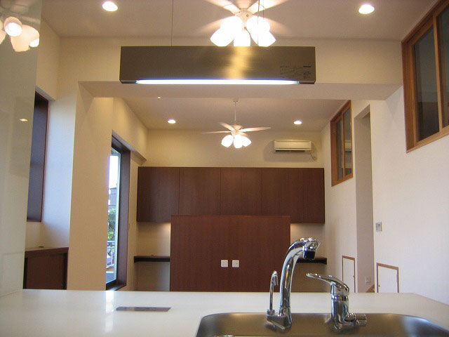 キッチンからリビングを眺めたところ