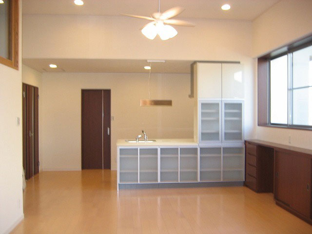 リビングからキッチンを眺めたところ