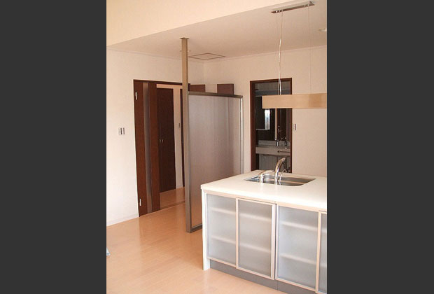 光を通すキッチンのサイドの仕切り