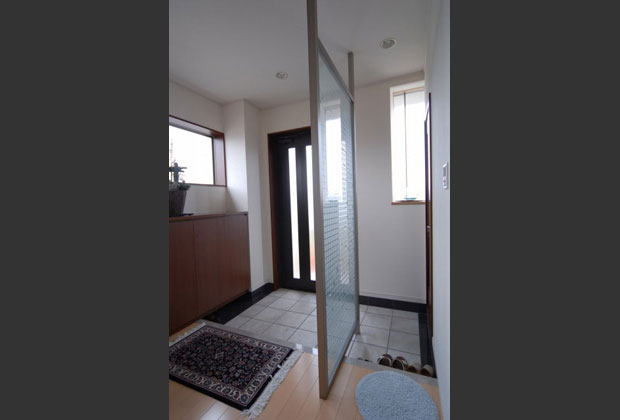 ファミリー玄関の目隠しには装飾ガラス