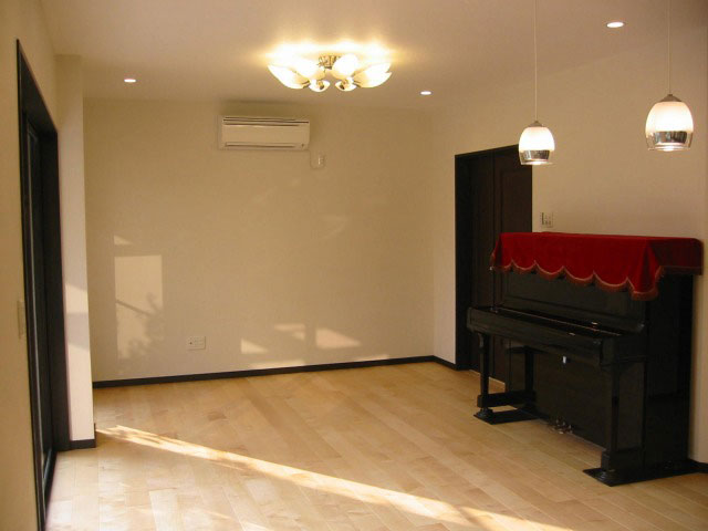 無垢材のフローリングと珪藻土の壁のリビング-１