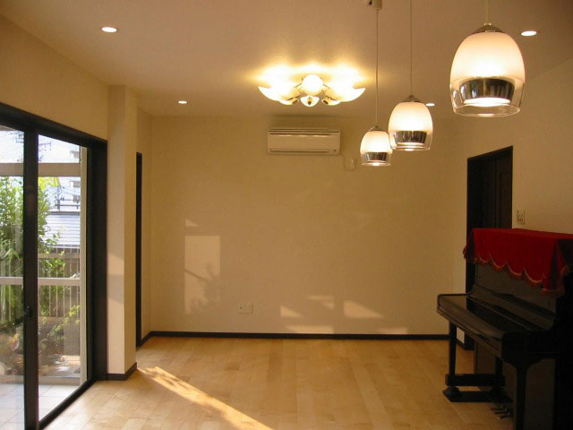 無垢材のフローリングと珪藻土の壁のリビング-２