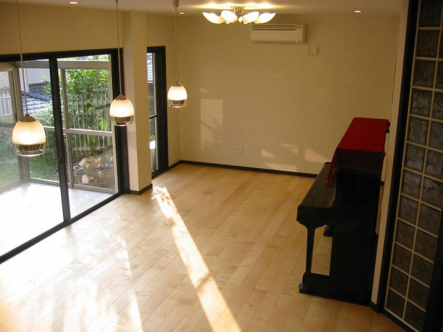 無垢材のフローリングと珪藻土の壁のリビング-3