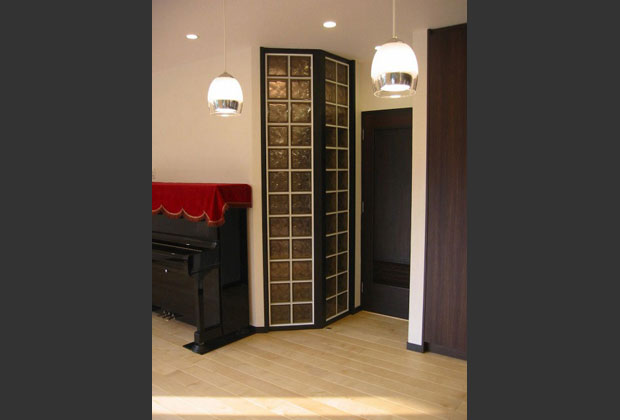 廊下に光を取り入れるガラスブロック