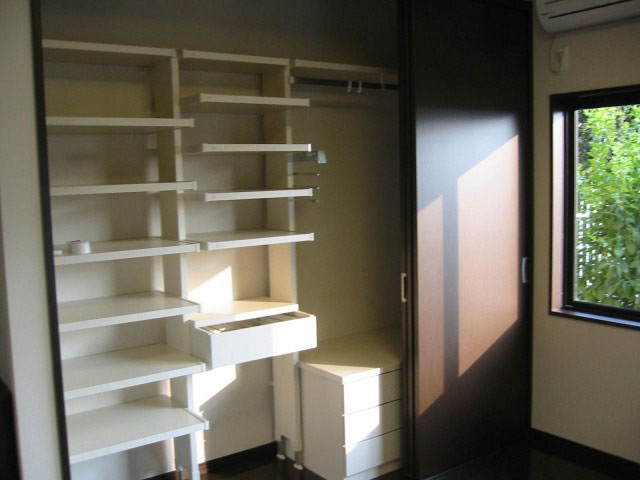 和室を洋間にリフォームしてシステム収納を設置