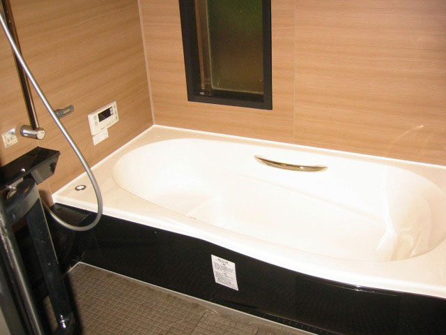 大きな浴槽の浴室